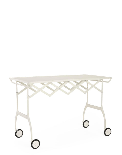 Kartell Battista klappbarer Servierwagen in Weiss. Klappbarer, weißer Servierwagen zum Transport und zur Ablage von Speisen und Utensilien.