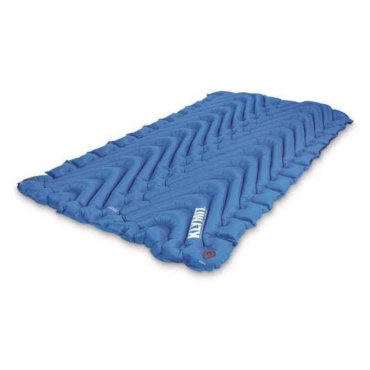Klymit Double V Doppel-Isomatte. Blaue Isomatte bietet Isolation und Komfort für zwei Personen beim Camping.