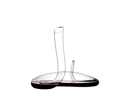 Riedel Mamba Dekanter – Klares Kristallglas handgefertigt. Gebogene Mamba-Form. Dient zum Dekantieren und Belüften von Wein.