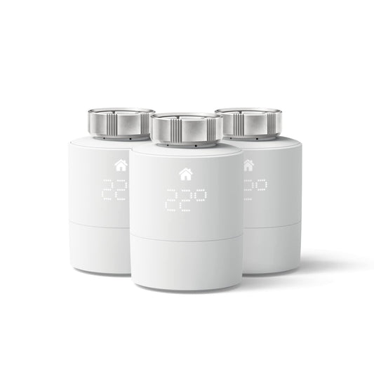 tado° Smartes Heizkörperthermostat Einzelraumsteuerung – 3er-Pack. Drei weiße, zylindrische Thermostate zur präzisen Temperaturregelung von Heizkörpern.