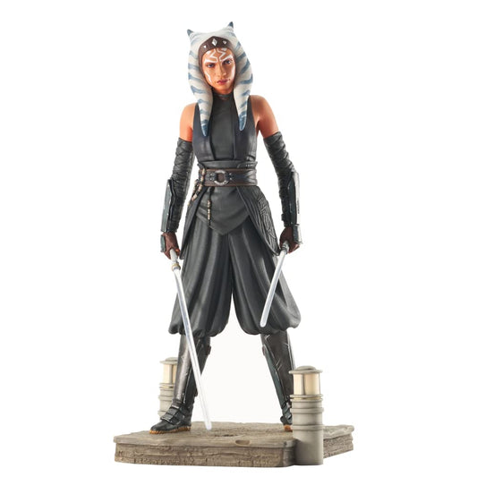 Diamond Select Mandalorian Ahsoka Tano Statue 1:7 Star Wars: Ahsoka Tano in orange mit weißen Lichtschwertern. Zum Ausstellen.