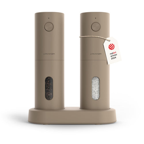 LARS NYSØM Salz- und Pfeffermühlen-Set elektrisch, Taupe Brown – 2 Mühlen mit Ladestation