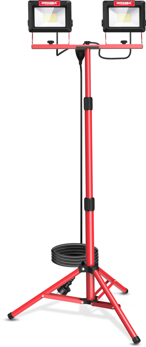 HYCHIKA LED Baustrahler mit Stativ 2x60W 2x7000lm. Zwei rechteckige LED-Module auf robustem Dreibeinstativ beleuchten Baustellen.