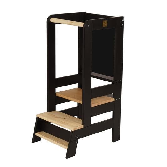 MEOWBABY Montessori Lernturm – Höhenverstellbar, Schwarz-Natur. Holz-Lernturm in Schwarz und Naturfarben. Er ermöglicht Kindern sicheres Erreichen von Arbeitsflächen zur Teilnahme.