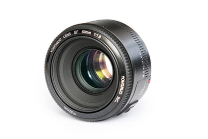 YONGNUO YN50mm F1.8 AF Objektiv - Canon EF Mount. Schwarzes, zylindrisches Objektiv für präzisen Autofokus und Fotos an Canon EF Kameras.