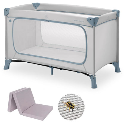 hauck Dream n Play Plus faltbares Baby Reisebett Set - Dusty Blue. Rechteckiges, faltbares Netz-Reisebett in Dusty Blue.