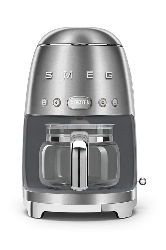 Smeg DCF02SSEU Filterkaffeemaschine in gebürstetem Edelstahl. Das kompakte Gerät brüht Filterkaffee.