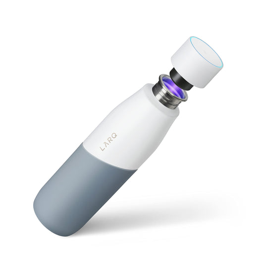 LARQ Movement PureVis UV-Edelstahlflasche 710ml - White/Pebble. Weiße Edelstahlflasche. UV-Technologie reinigt Wasser u. Flasche.