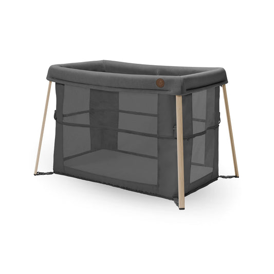 Maxi-Cosi Iris 2-in-1 Reisebett Baby - Beyond Graphite. Rechteckiges, graues Reisebett bietet Babys Schlaf- & Spielplatz.