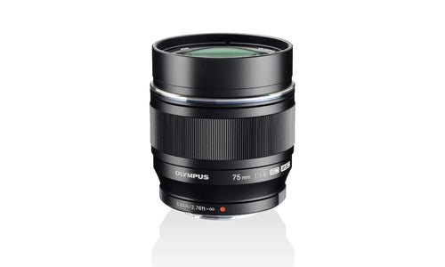 OLYMPUS M.ZUIKO ED 75mm f/1.8 Fotoobjektiv - Schwarz. Ein zylindrisches, schwarzes Teleobjektiv. Ideal für Porträts und Aufnahmen bei schwachem Licht.