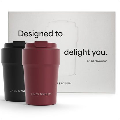 LARS NYSØM Thermokaffeebecher to go Set 2x380ml – Rot/Schwarz. Zylindrische Becher halten Getränke warm/kalt auf Reisen.