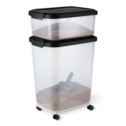 Amazon Basics Tierfutterbehälter 2er-Set mit Schaufel und Rollen, transparente Kunststoffbehälter mit schwarzen Deckeln