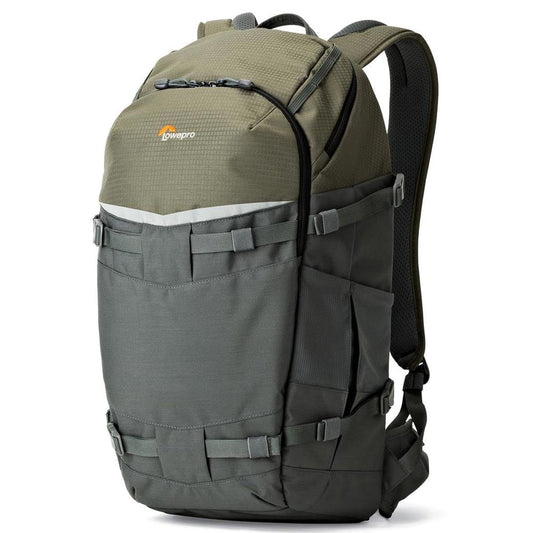 Lowepro Flipside Trek 450 Kamerarucksack – Grau. Grauer, hochformatiger Fotorucksack. Ermöglicht den sicheren Transport und schnellen Zugriff auf Kameraausrüstung bei Outdoor-Aktivitäten.
