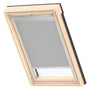 VELUX Original Dachfenster Verdunkelungsrollo Classic - Grau M06. Rechteckiges, graues Rollo zur vollständigen Raumverdunkelung in Dachfenstern.