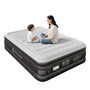 CHILLSUN Luftbett elektrisch aufblasbar 190x137x46 cm. Beflocktes Luftbett mit integrierter Pumpe zum Aufblasen als Gästebett.