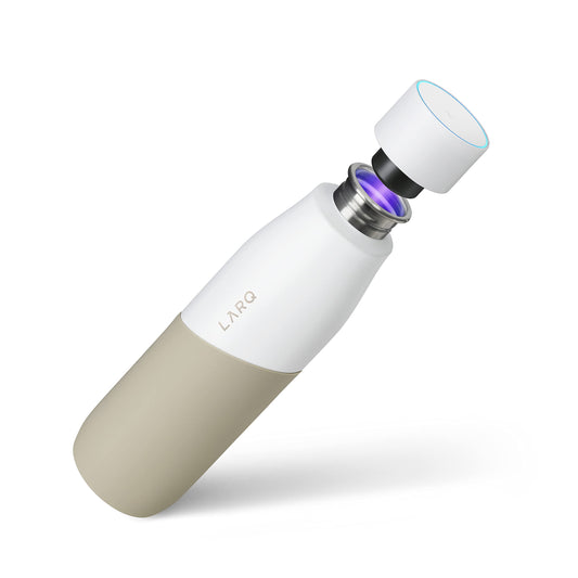 LARQ Movement PureVis UV-Trinkflasche 710ml - White/Dune: Eine weiße, selbstreinigende UV-Trinkflasche mit Dune-farbenem Deckel, die Wasser entkeimt.