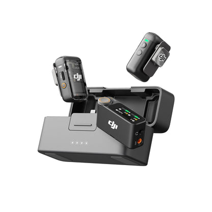 DJI Mic 2 Kabelloses Mikrofon Set (2 Sender + 1 Empfänger). Kompakte, schwarze Geräte zum kabellosen Aufzeichnen von Sprache und Ton.