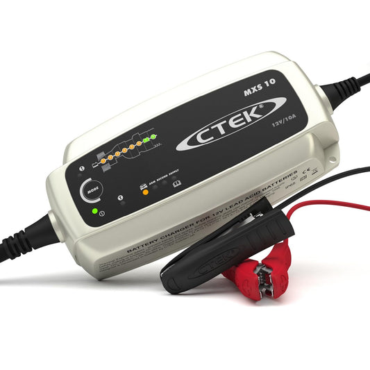 CTEK MXS 10 Batterieladegerät für grössere Fahrzeugbatterien. Dunkelgraues, rechteckiges Gerät zum Optimieren von Fahrzeugbatterien.