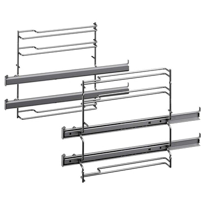 Bosch HEZ538200 Backofen-Teleskopauszug 2-fach Edelstahl, ein silbernes Gestell, das Backbleche auf zwei Ebenen sicher ausfährt.