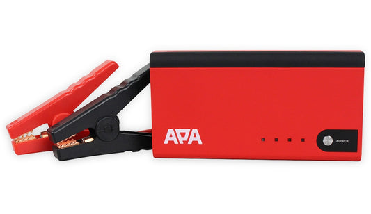 APA Mini Lithium Powerpack Starthilfe - 11.000mAh: Kompaktes, schwarzes, rechteckiges Gerät dient als mobile Starthilfe für Fahrzeuge.