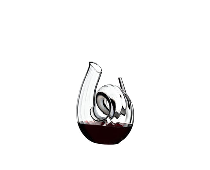 RIEDEL Curly Fatto A Mano Dekanter – Klar/Schwarz/Weiss. Geschwungener Dekanter mit schwarzem Fuß und weißem Streifen zum Dekantieren von Wein.