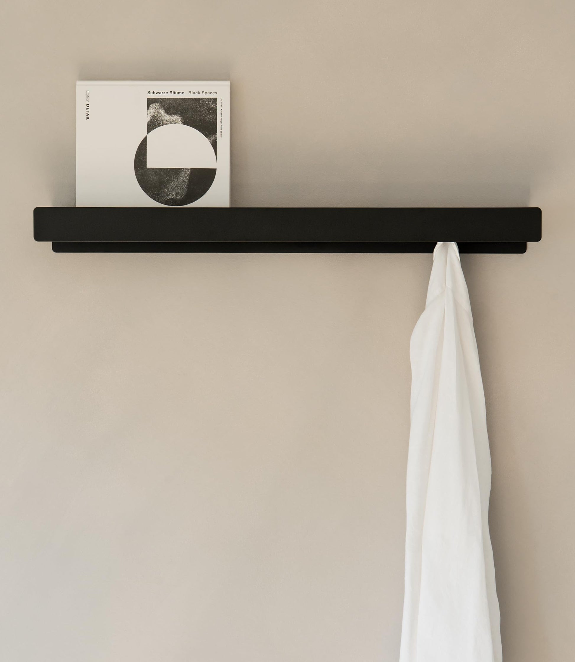 Kazai Kian Garderobe mit versteckten Haken & Ablage – Schwarz. Rechteckige Wandgarderobe für Kleidung und Accessoires.