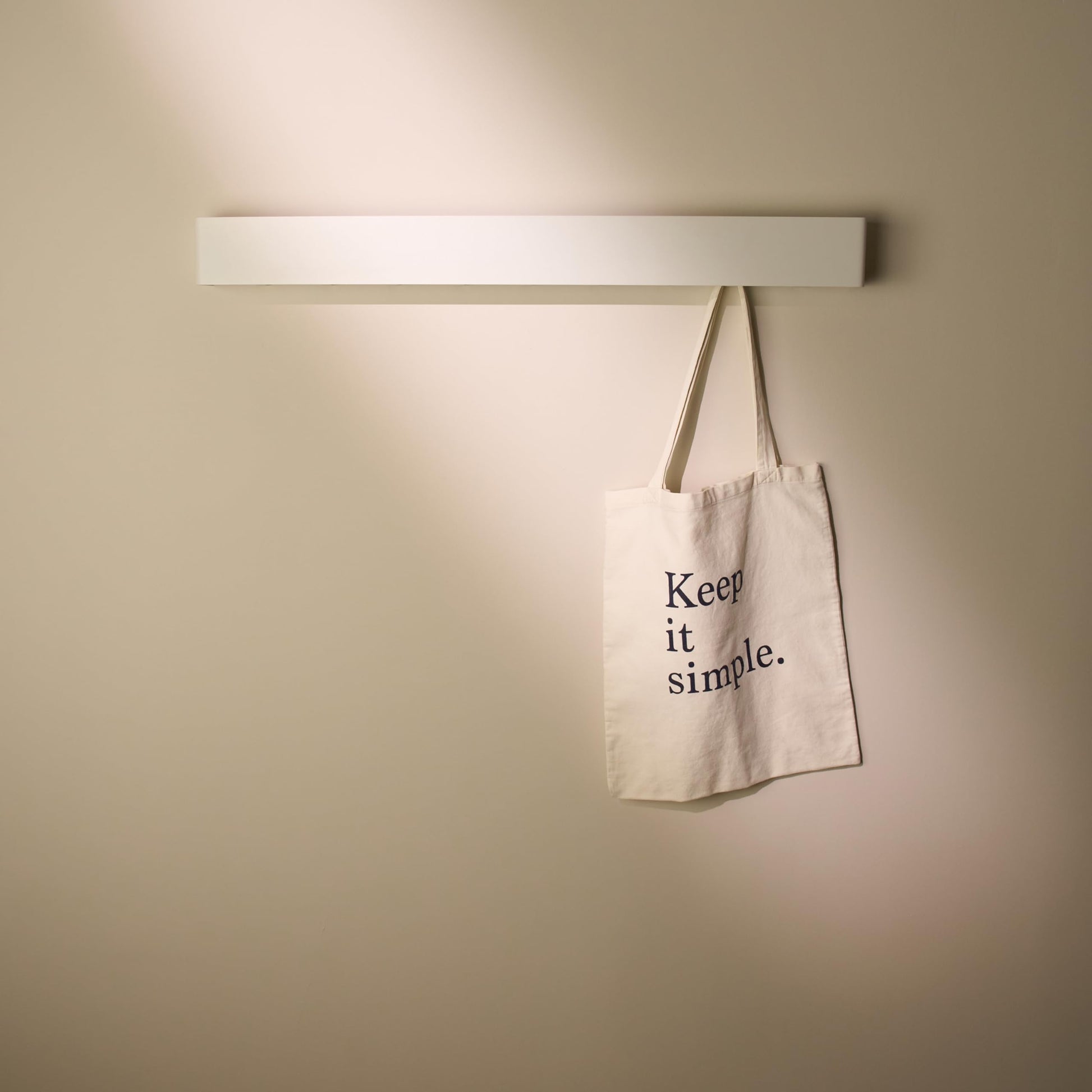 Designfabrik Hamburg Wandgarderobe mit versteckten Haken - Weiss 80 cm. Rechteckige, weisse Wandgarderobe (80 cm) mit versteckten Haken für Kleidung.