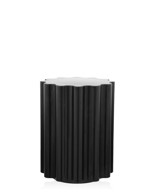 Kartell 885309 Hocker, schwarzer Kunststoff. Zylindrischer Hocker aus schwarzem Kunststoff zum Sitzen oder Abstellen.