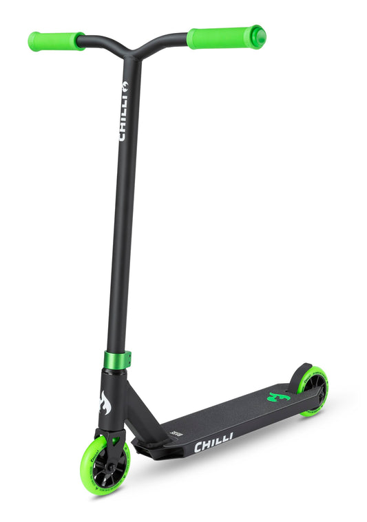 Chilli Base Komplett-Stunt Scooter - Schwarz/Grün. Ein Stunt Scooter, konzipiert für ambitionierte Tricks und Sprünge im Skatepark.
