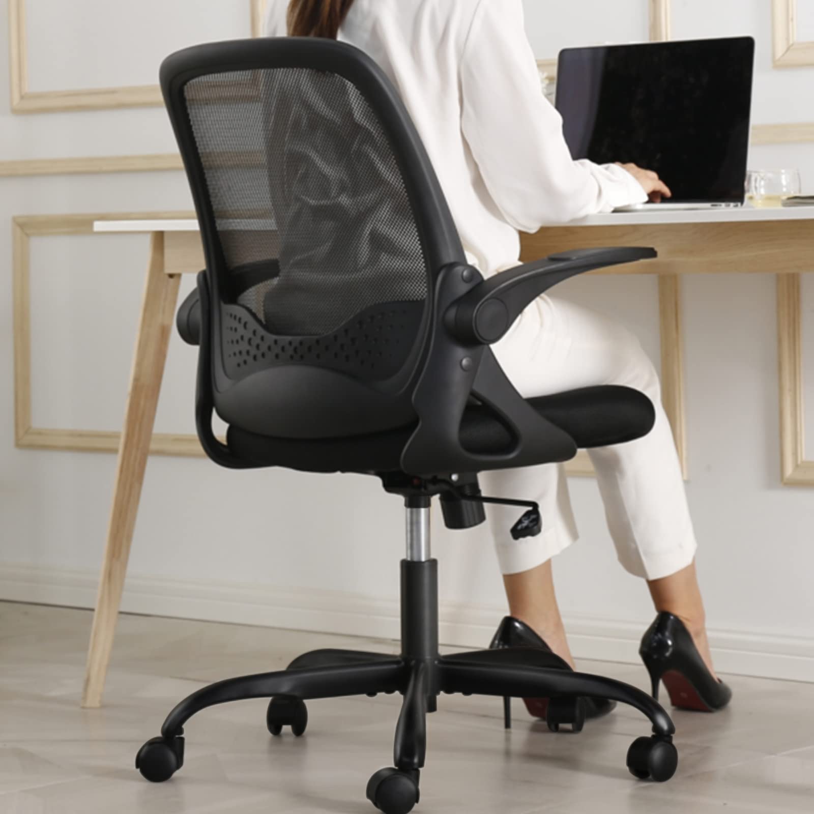 KERDOM Bürostuhl 933, schwarz, mit klappbaren Armlehnen. Ergonomischer Stuhl für langes Sitzen im Büro.