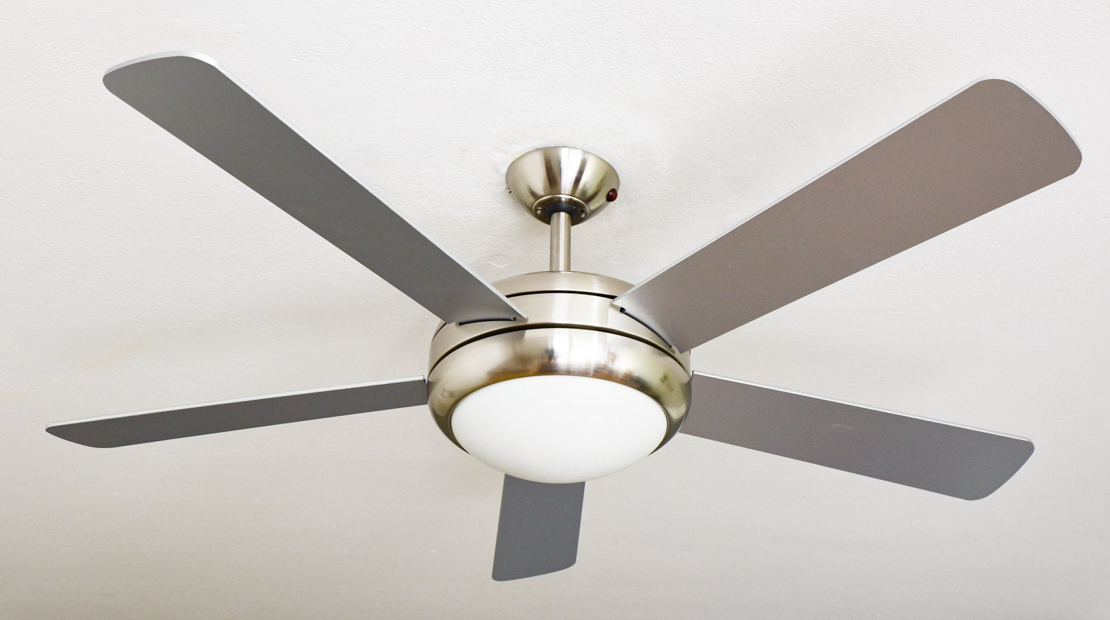 AireRyder Ursa Deckenventilator mit Beleuchtung 132cm. Dient der Luftzirkulation und Kühlung, bietet zusätzlich Raumbeleuchtung.