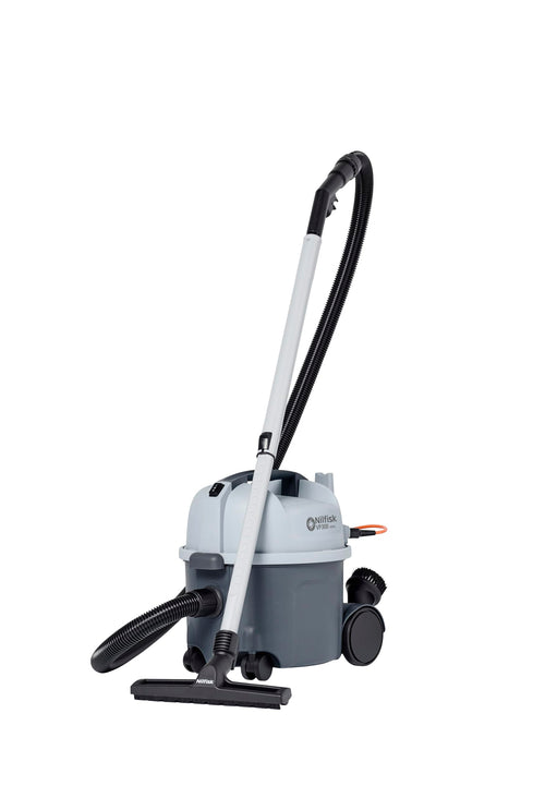 Nilfisk VP300 HEPA Basic Gewerbesauger. Zylindrischer blauer Sauger mit Schlauch zur Trockenreinigung mit HEPA-Filterung.