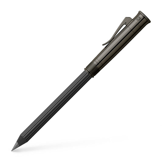Graf von FABER-CASTELL Perfekter Bleistift – Magnum Black Edition: Schwarzer Bleistift mit Anspitz- und Radierkappe zum Schreiben.