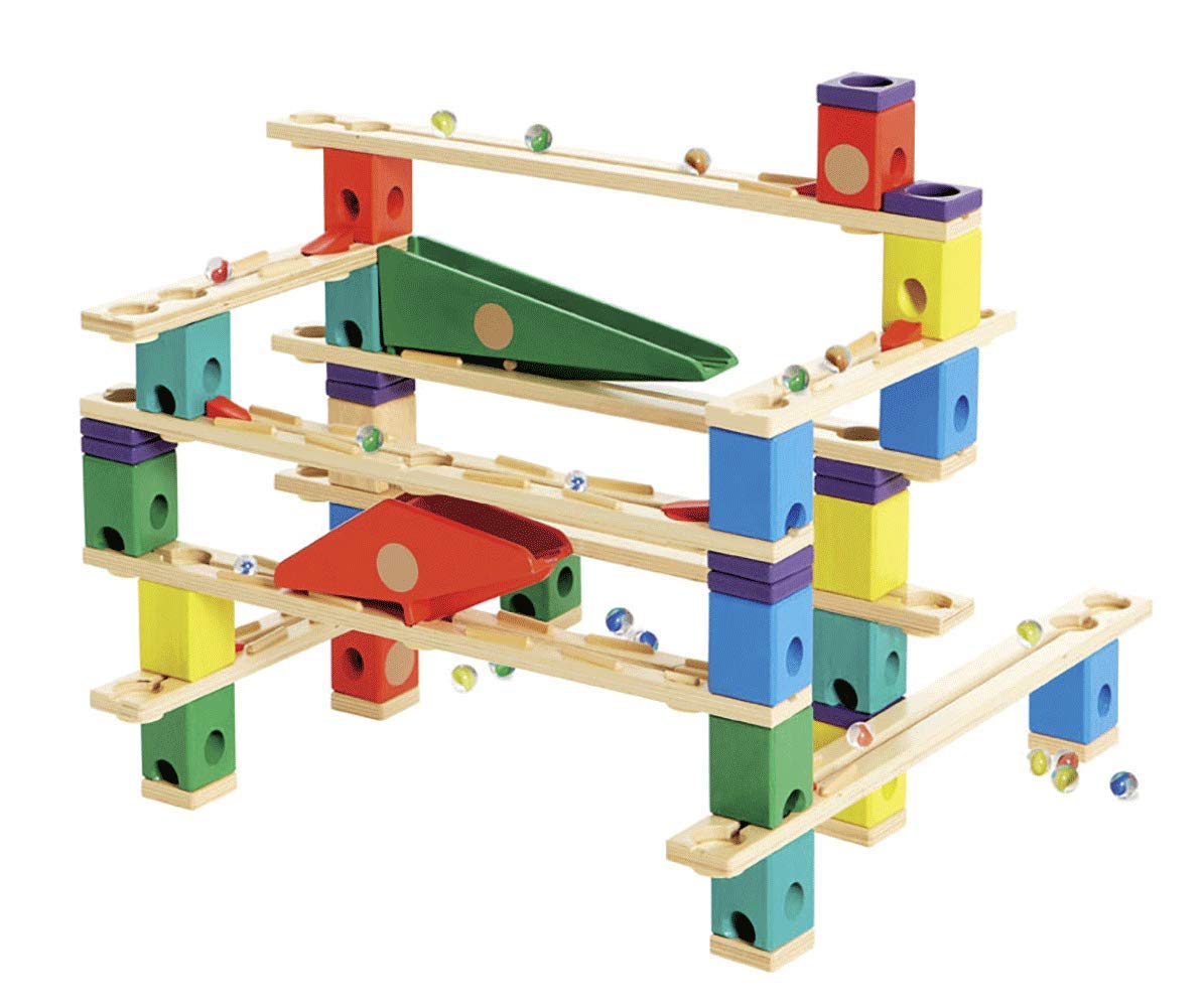 Hape Quadrilla Vertigo Holz Kugelbahn Konstruktionsspielzeug. Hohe Holzkugelbahn mit Bahnen und Bausteinen, auf der Murmeln abwärts rollen.