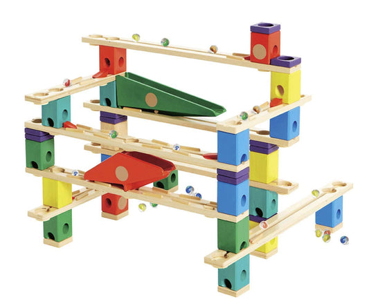 Hape Quadrilla Vertigo Holz Kugelbahn Konstruktionsspielzeug. Hohe Holzkugelbahn mit Bahnen und Bausteinen, auf der Murmeln abwärts rollen.