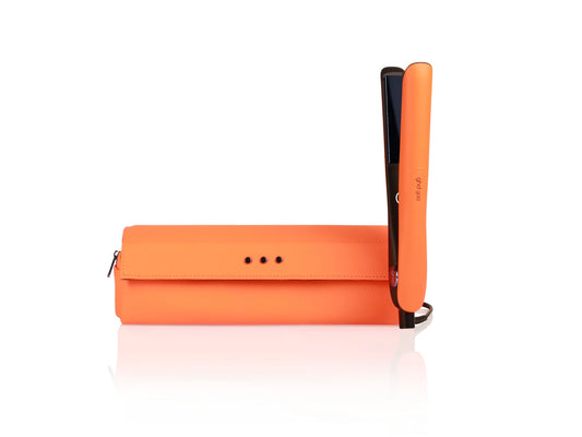 ghd Gold Colour Crush Professional Glätteisen – Orange. Längliches, flaches Glätteisen in leuchtendem Orange zum Glätten und Stylen der Haare.