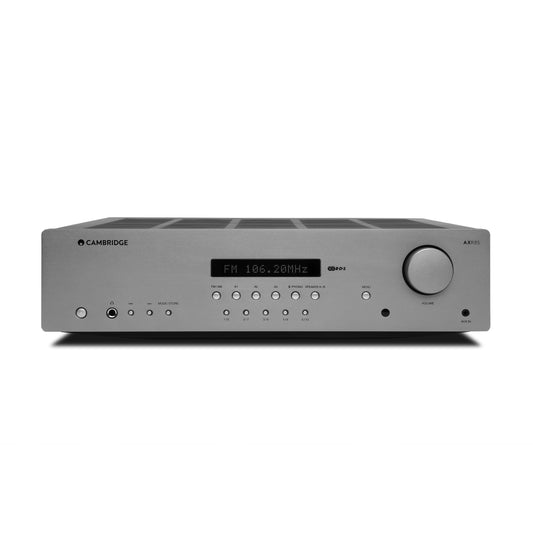 Cambridge Audio AXR85 85W Stereoreceiver - Lunar Grey. Graues Rechteckgerät, verstärkt Audioquellen zum Betrieb von Lautsprechern.