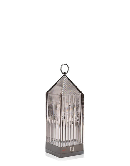 Kartell Lantern Design Tischleuchte – Rauch, Dimmbar. Rauchfarbene, laternenförmige Leuchte für dimmbares Licht zur Tischbeleuchtung.