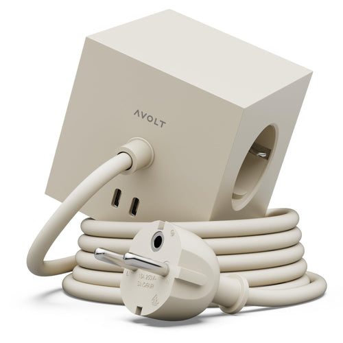 Avolt Square 1 Steckdosenwürfel - Nomad Sand USB-C 1.8m. Sandfarbener Stromwürfel mit USB-C Port zur Stromversorgung.