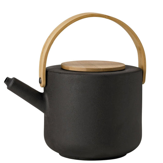 Stelton Theo Teekanne – Skandinavisches Design Schwarz/Braun. Runde, bauchige Teekanne aus schwarzem Steinzeug mit braunem Bambusgriff. Zum Aufbrühen und Servieren von Tee.
