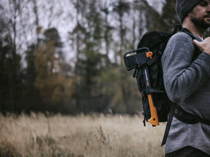 Fiskars X10-S Universalaxt – 44 cm, Schwarz/Orange