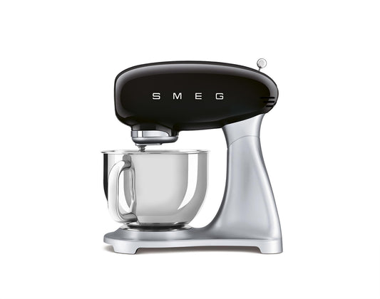Smeg 50er Jahre Retro Küchenmaschine SMF02 – Schwarz, eine abgerundete, schwarze Küchenmaschine zum Rühren und Kneten von Teig.