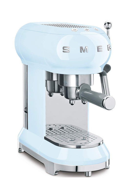 Smeg ECF01PBEU Manuelle Espressomaschine - Pastellblau. Kompakte Siebträgermaschine zur Zubereitung aromatischen Espressos.