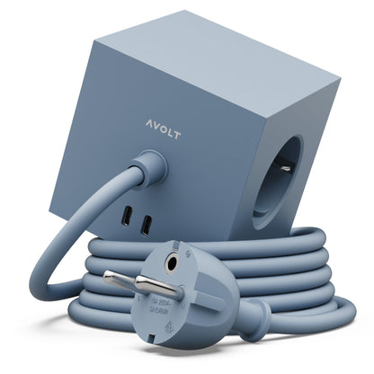 Avolt Square 1 Steckdosenwürfel USB-C Shark Blue 1.8m. Quadratischer Würfel in Shark Blue. Versorgt Geräte über Schutzkontaktsteckdosen und USB-C PD.