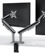 Desktronic Doppelte Monitor Halterung - bis 32" / 8kg. Schwarze VESA-Schwenkarme halten zwei Bildschirme ergonomisch.