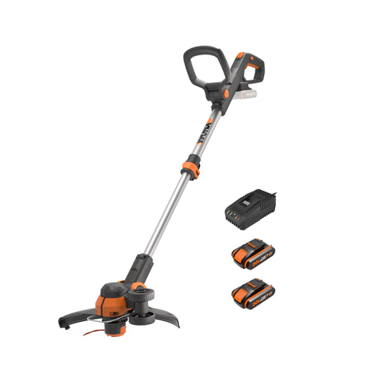 WORX WG163E.3 Akku Rasentrimmer. Orange-schwarzes Gerät mit langem Stiel und Fadenkopf zum präzisen Trimmen von Rasenkanten.