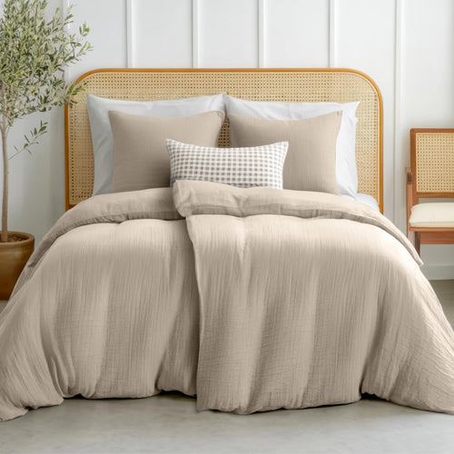 Dreamzie Musselin Bettwäsche Set 135x200 cm - Taupe. Taupefarbenes Musselin-Set zum Beziehen von Bettdecke und Kissen.