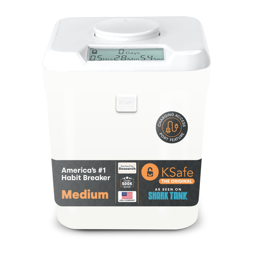 Kitchen Safe Zeitschloss-Box Medium Weiss Zugangsöffnung. Weiße, mittelgroße Box mit Zeitverschluss zum Verwahren und kontrollierten Entnehmen durch Öffnung.