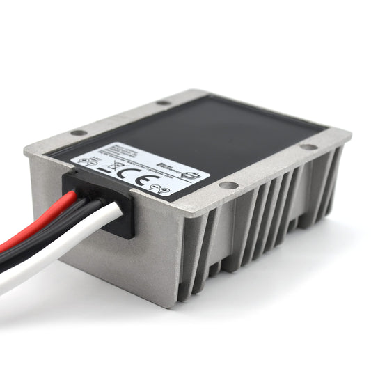 Bauer Electronics DC-DC Boost Spannungswandler 9-22V auf 24V 20A, graues Modul mit Kühlrippen, versorgt 24V-Verbraucher.