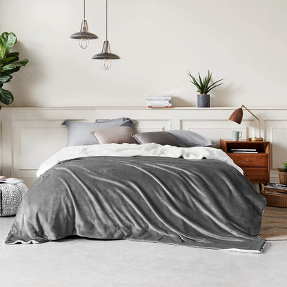 Bedsure Kuscheldecke Sherpa Flanell Wohndecke, Grau, 220 x 240 cm